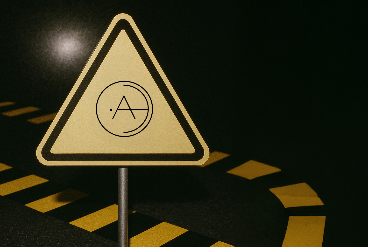 Предупреждающий знак с логотипом «Код Женской Уверенности» на ночной дороге символ начала пути к истинной женственности и стилю